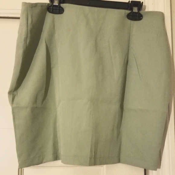 Button down Green skirt (M) - Picture 3 of 3